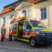 Nowoczesna karetka stoik przed budynkiem pałacyku w Białymstoku