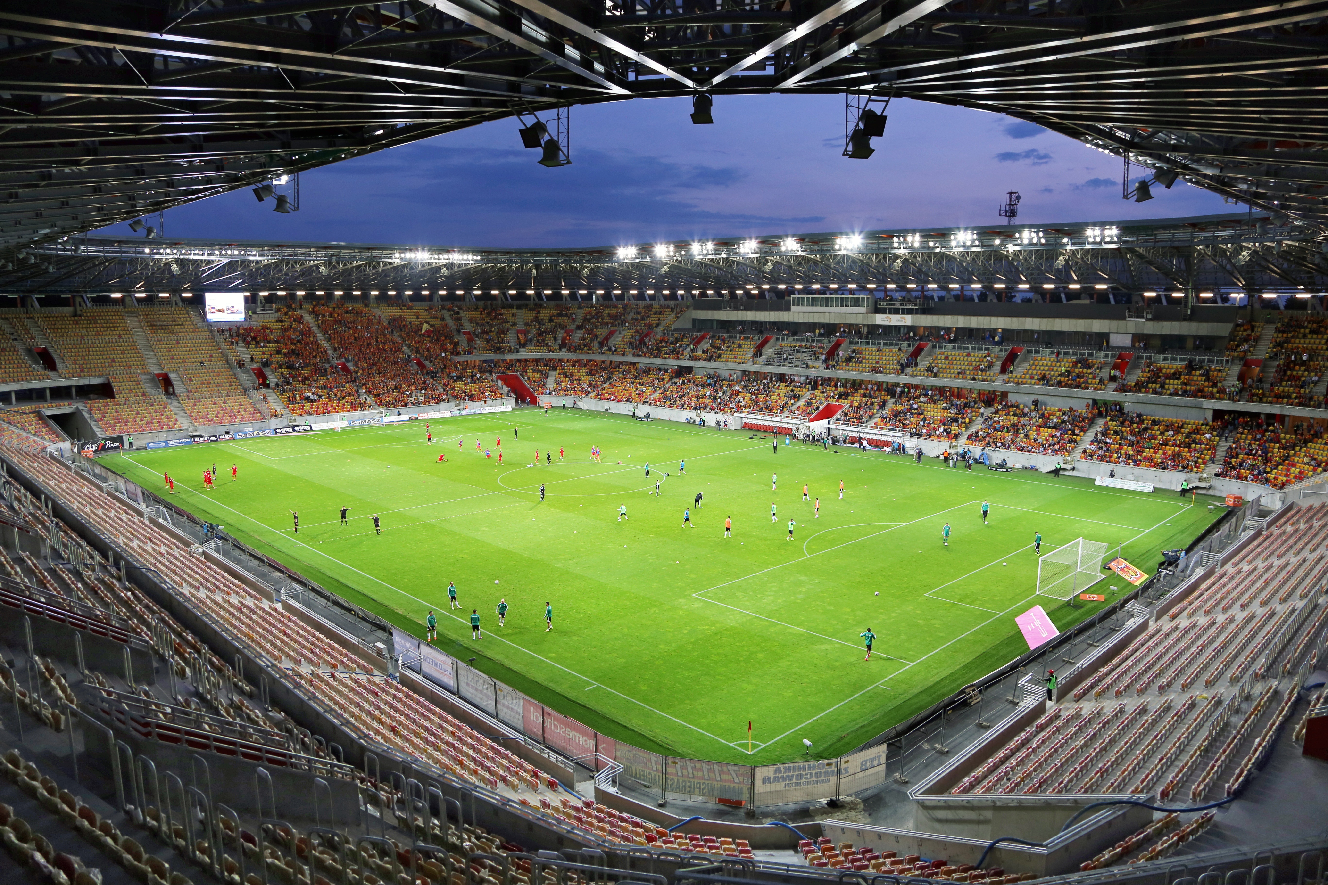 Stadion miejski w Białymstoku, na murawie mecz, puste trybuny