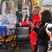 Karetka z nowoczesnym inkubatorem. Doktor prezentuje nowoczesny sprzęt