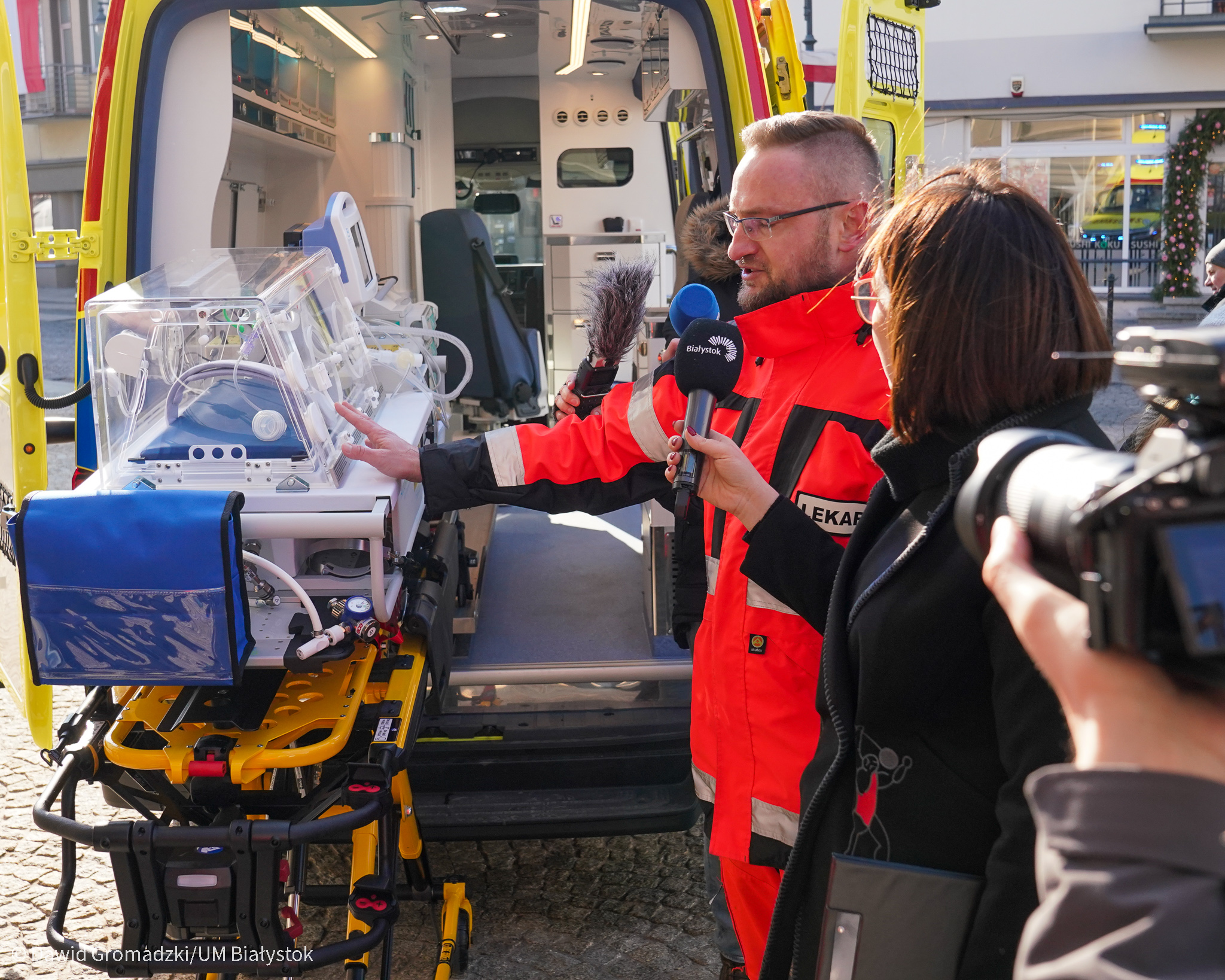 Karetka z nowoczesnym inkubatorem. Doktor prezentuje nowoczesny sprzęt
