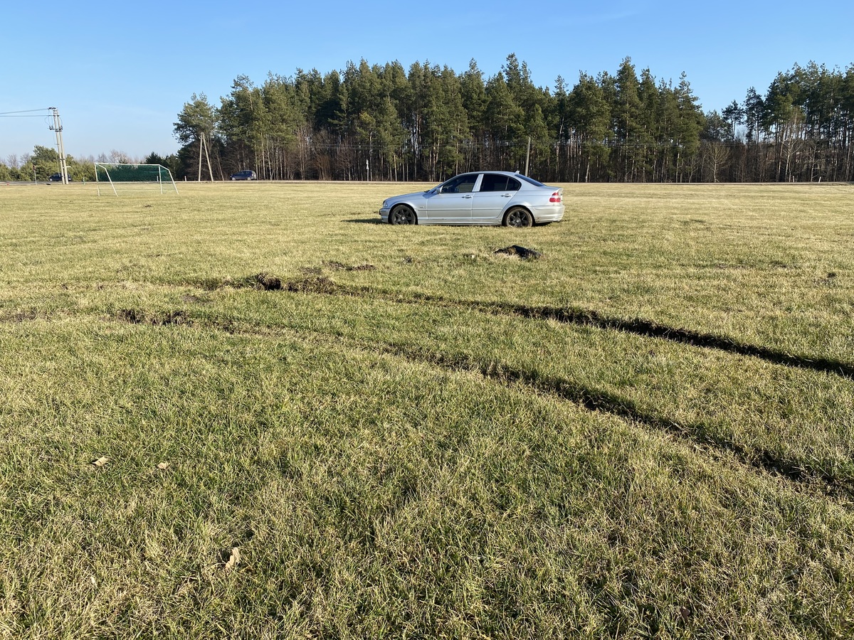 Auto na murawie