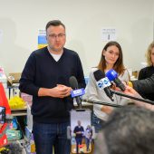 Konferencja prasowa, przed mikrofonami stoją ludzie