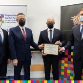 Mężczyźni stoją obok siebie na konferencji prasowej