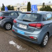Pojazd egzaminacyjny na placu