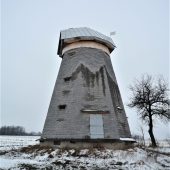 Zabytkowy drewniany wiatrak