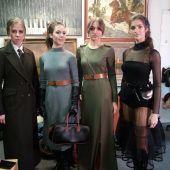Kobiety modelki w militarnych ubraniach stoją na pokazie mody w muzeum wojska