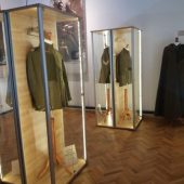 Mundury prezentowane na wystawie w muzeum wojska w Białymstoku