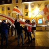 Manifestujący ludzie z flagami na rynku podczas wiecu "Białystok solidarny z Ukrainą",