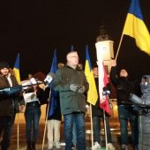 Manifestujący ludzie z flagami na rynku podczas wiecu "Białystok solidarny z Ukrainą",