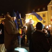 Manifestujący ludzie z flagami na rynku podczas wiecu "Białystok solidarny z Ukrainą",