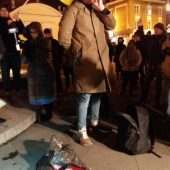 Manifestujący mężczyzna w masce na rynku