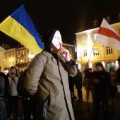 Manifestujący mężczyzna w masce na rynku