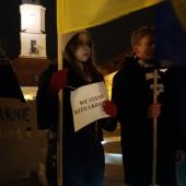 Manifestujący ludzie z flagami na rynku podczas wiecu "Białystok solidarny z Ukrainą",