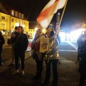 Manifestujący ludzie z flagami na rynku podczas wiecu "Białystok solidarny z Ukrainą",