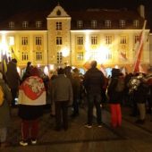 Manifestujący ludzie z flagami na rynku podczas wiecu "Białystok solidarny z Ukrainą",