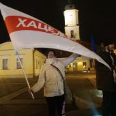 Manifestujący ludzie z flagami na rynku podczas wiecu "Białystok solidarny z Ukrainą",