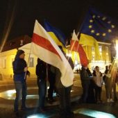 Manifestujący ludzie z flagami na rynku podczas wiecu "Białystok solidarny z Ukrainą",