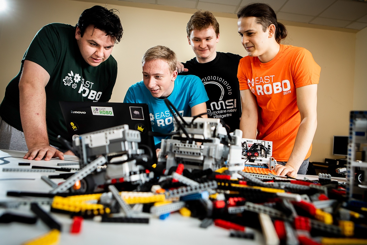 Czterech studentów konstruuje roboty z klocków lego