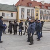 Ludzie na spacerze historycznym w centrum Białegostoku
