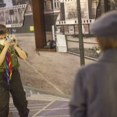 Chłopcy oglądają i fotografują wstawę w muzeum wojska