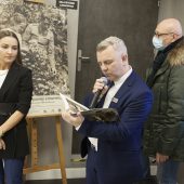 Mężczyzna przy mikrofonie podczas otwarcia wystawy