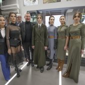 Modelki, projektantka stoją przed pokazem