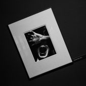 Czarno-biała fotografia w antyramie na ścianie muzeum