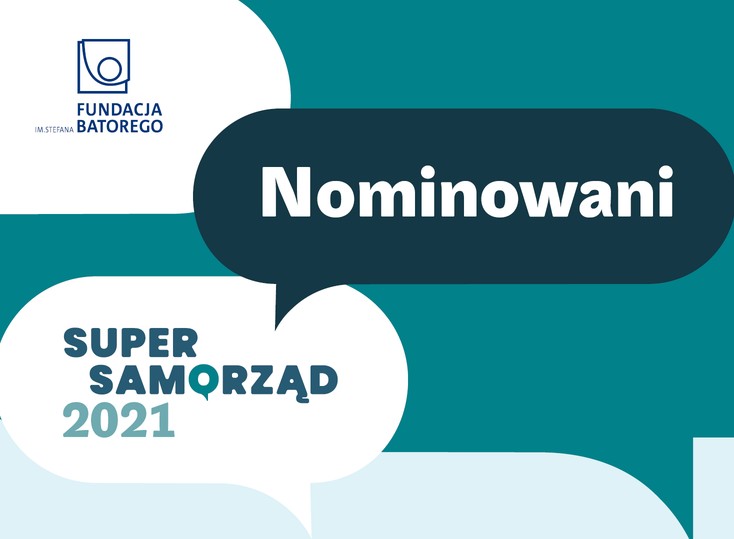 Na turkusowym tle, w górnym, lewym rogu jest chmurka z napisem Fundacja Batorego. W lewym, dolnym rogu biała chmurka z napisem Super Samorząd 2021. Od środka do prawej strony jest ciemno-turkusowa chmurka z napisem: Nominowani