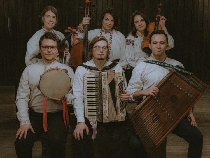 Członkowie zespołu z instrumentami