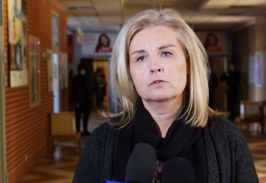 Kobieta mówi do kamery telewizyjnej