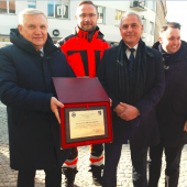 Mężczyźni stoją obok siebie podczas konferencji