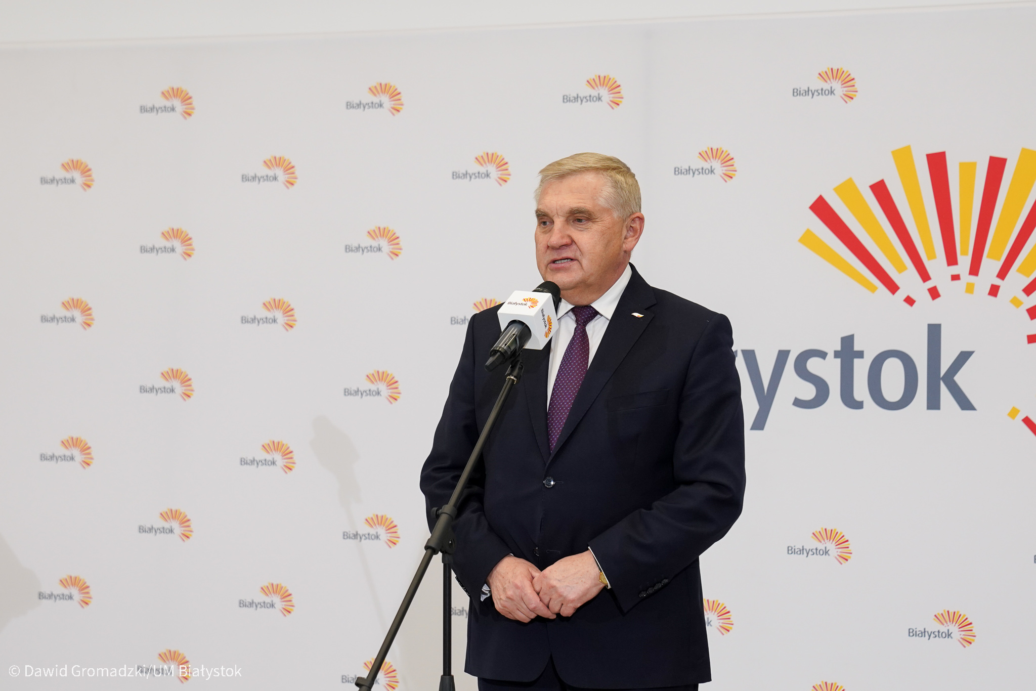 Mężczyzna mówi do mikrofonu.