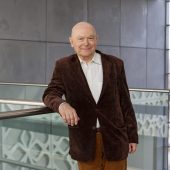 Mężczyzna stoi oparty o balustradę na Politechnice Białostockiej