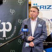 Mężczyzna stoi przed mikrofonem
