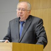 Mężczyzna przemawia na sali wykładowej