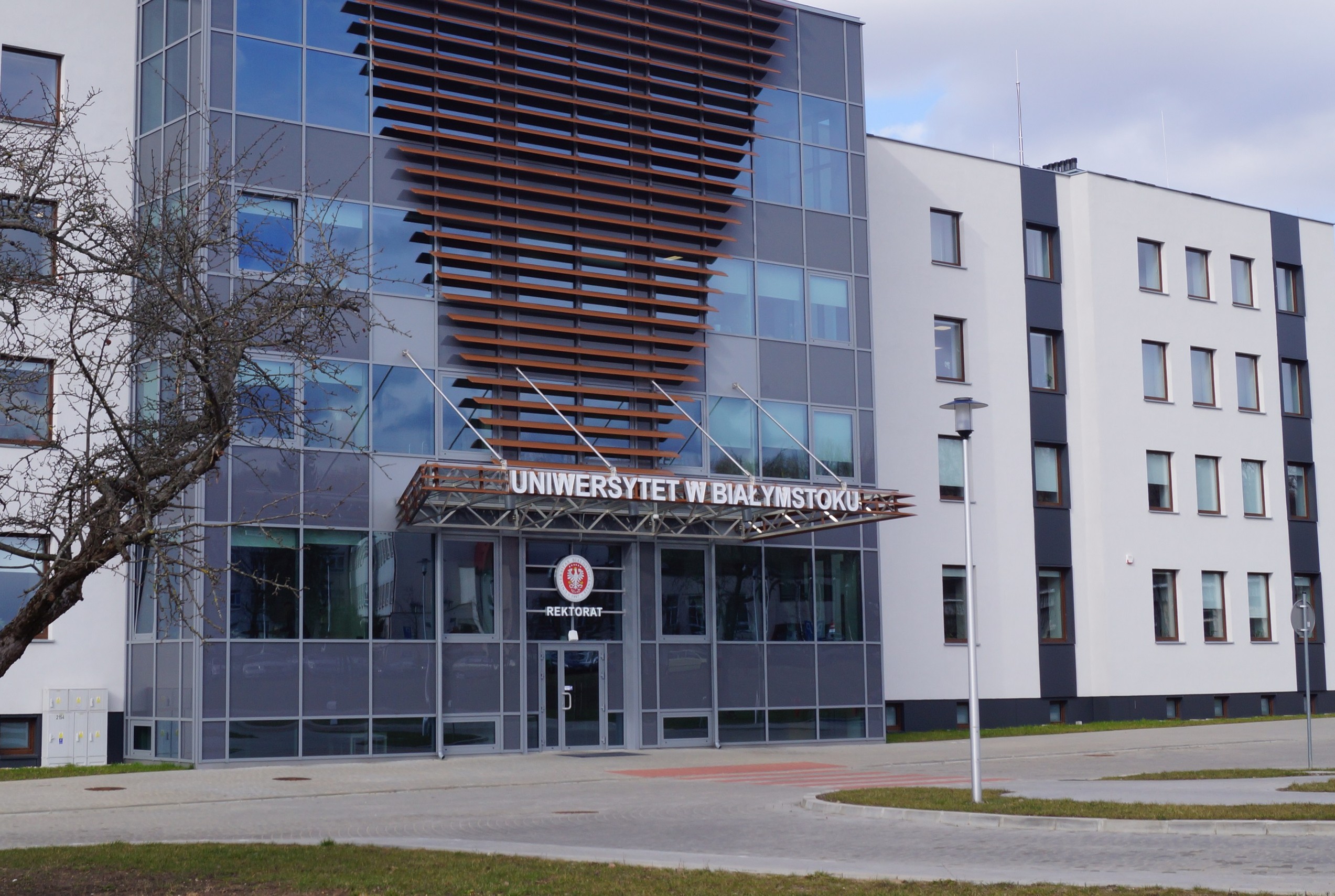 Nowoczesny biały budynek z przeszklonym środkiem