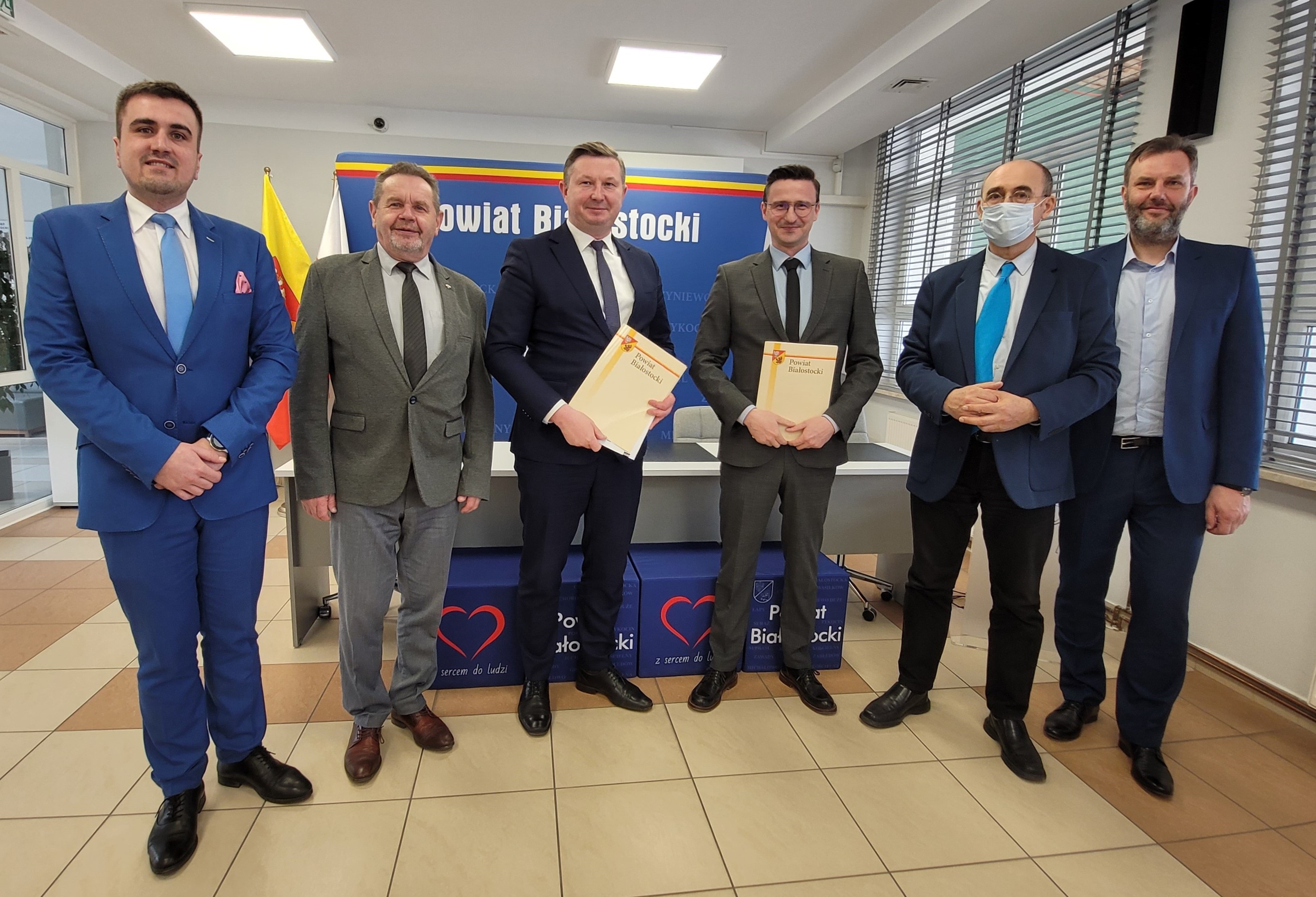 Mężczyźni w garniturach stoją w rzędzie