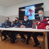 Za stołem siedzą policjanci i dyrektor szkoły