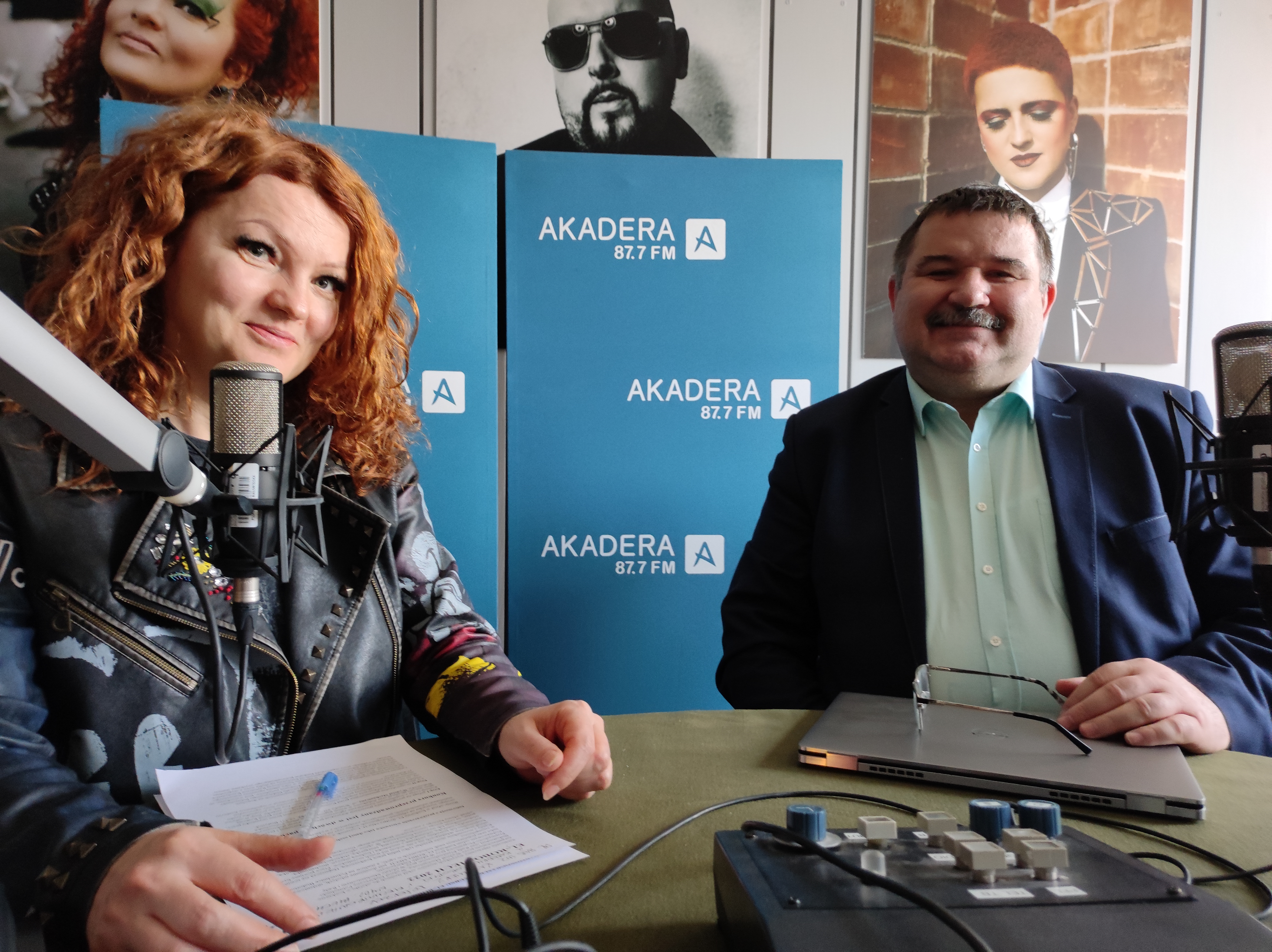 Dwie osoby w radiowym studio