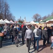 Tłum ludzi na jarmarku