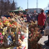 Palmy wielkanocne na straganie na jarmarku