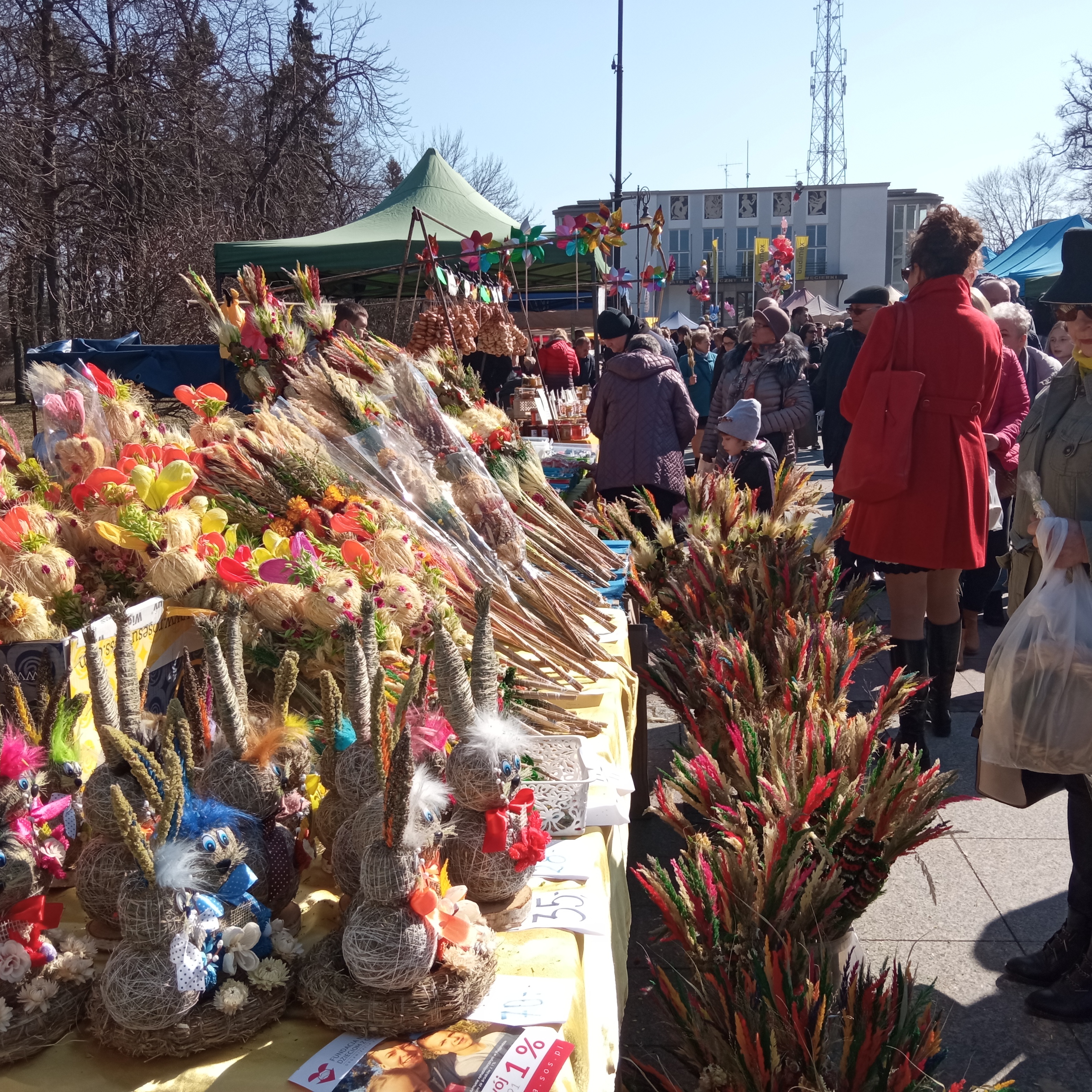 Palmy wielkanocne na straganie na jarmarku