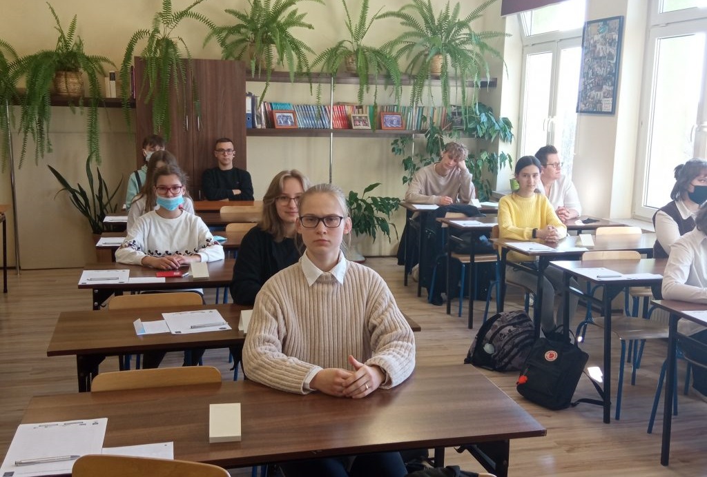 Uczniowie siedzą w ławkach. Będą pisać dyktando