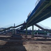 Schody kładki nad torami przy dworcu kolejowym Białymstoku