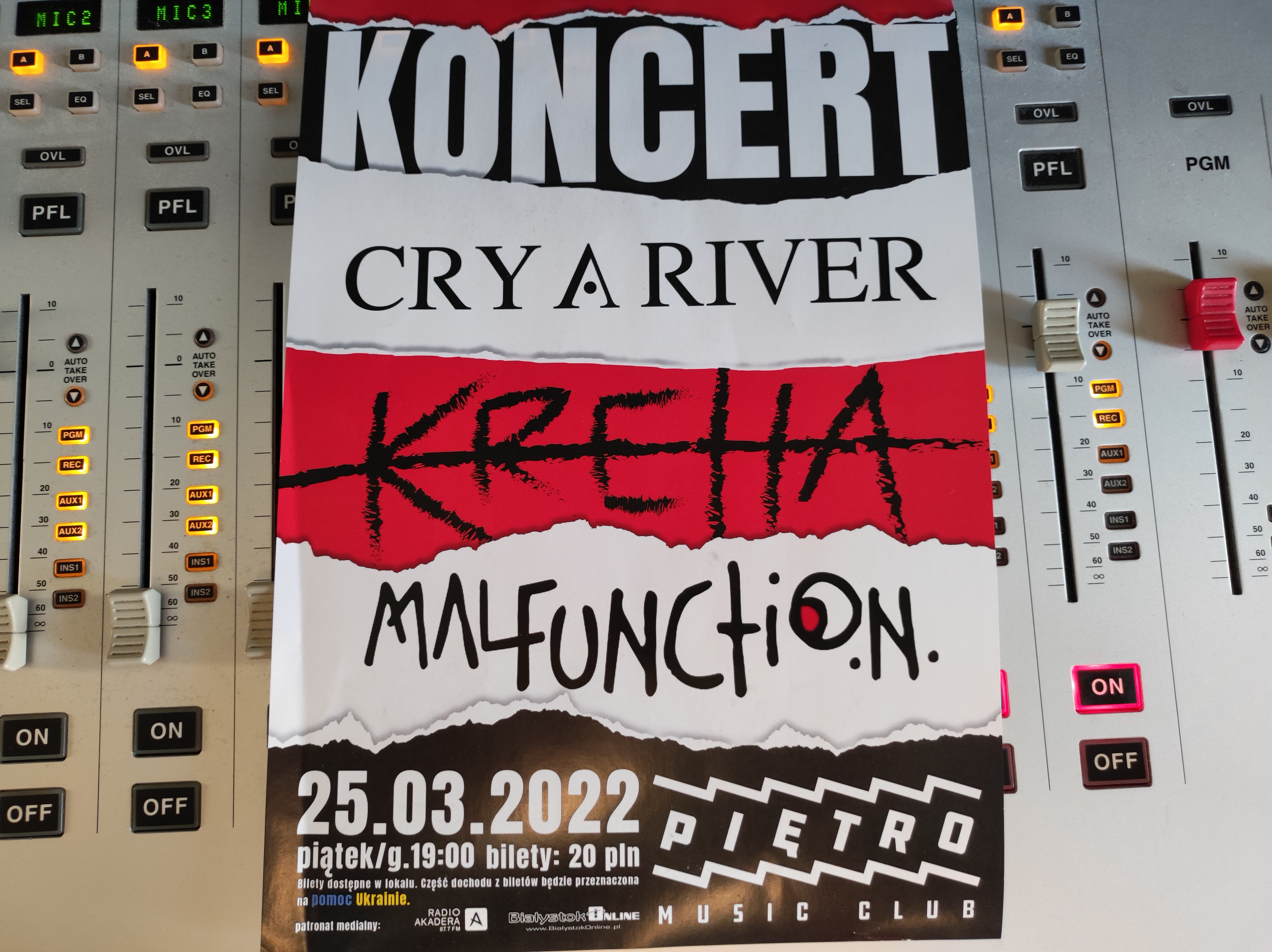 Plakat promujący koncert na konsolecie radiowej