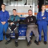 Uczniowei stoją przy zabytkowym samochodzie fiat 126p