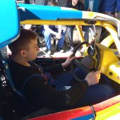 Czeńsiedzi za kierownicą zabytkowego samochodu