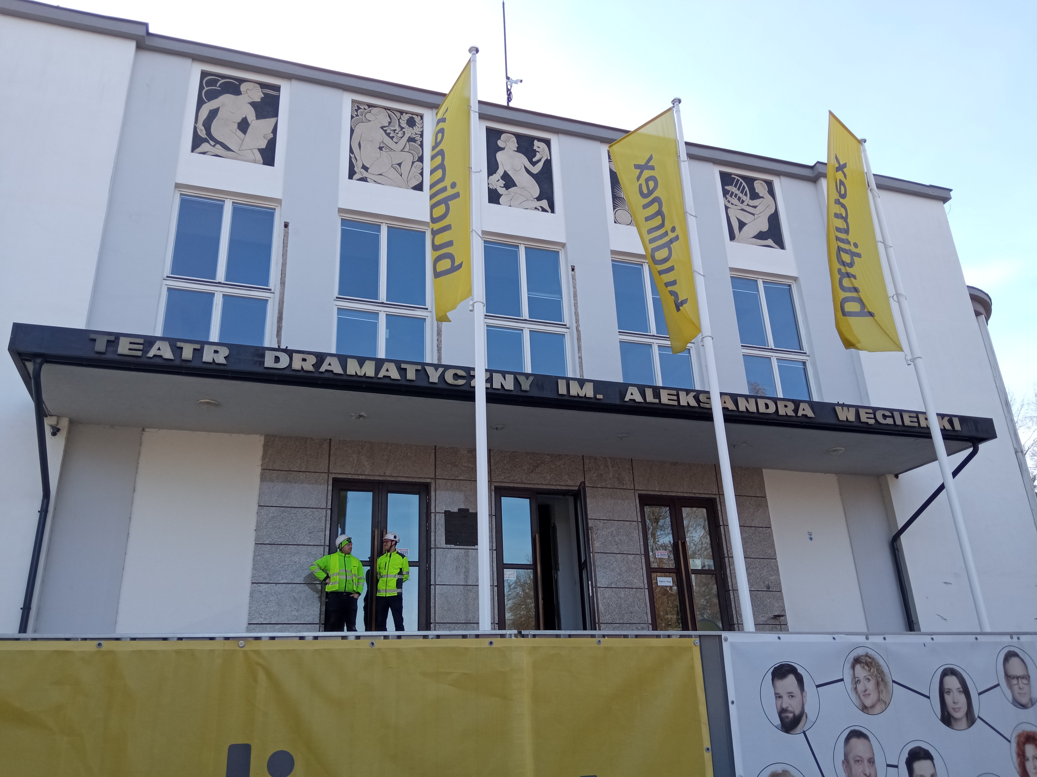 Budynek teatru z zewnątrz
