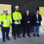 Mężczyźni stoją w remontowanym budynku teatru