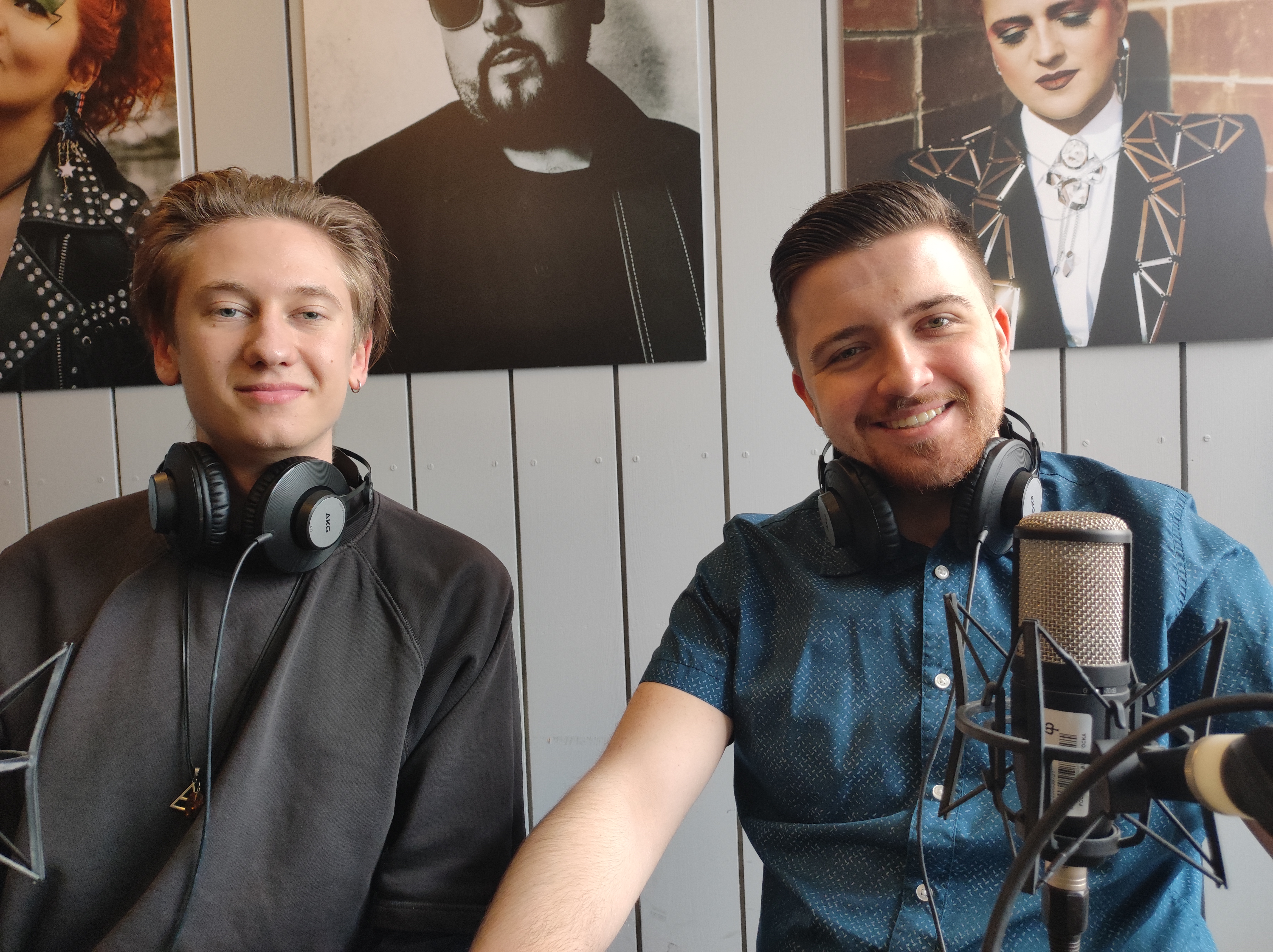 Dwaj młodzi mężćzyźni w radiowym studio